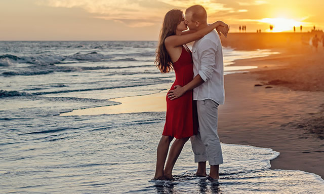 Romantic_Honeymoon_Couple_in_Sri_Lanka_Beach Romantic_Honeymoon_Couple_in_Sri_Lanka_Beach